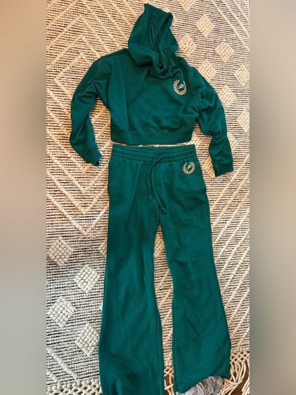 PINK Victoria's Secret
Dark Green Cropped Hoodie & Wide-Leg Joggers Set - Picture 3 of 4
